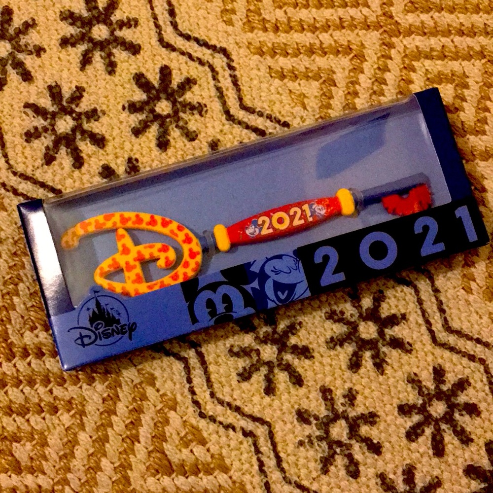 DISNEY Collectible KEY ❣️🏰 🔑 New in box
